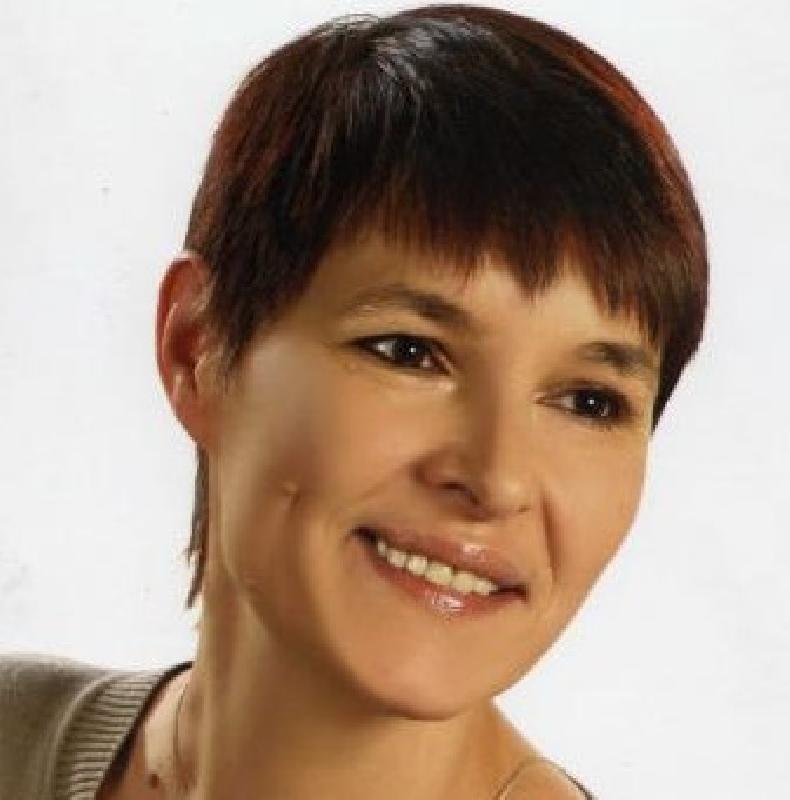 Wesoła kobieta umiejąca zadbać o faceta