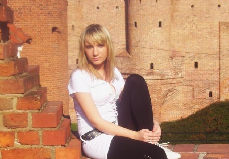 Dziewczyna miła, spokojna i uczuciowa.