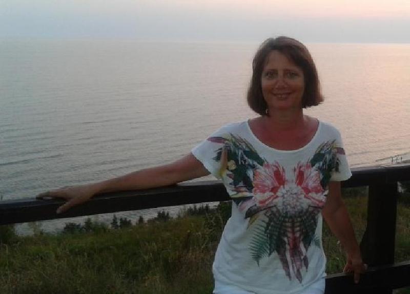 Towarzyska, radosna i szczera kobieta