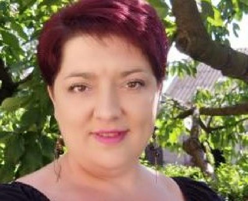 Naturalna, wesoła i miła kobieta.