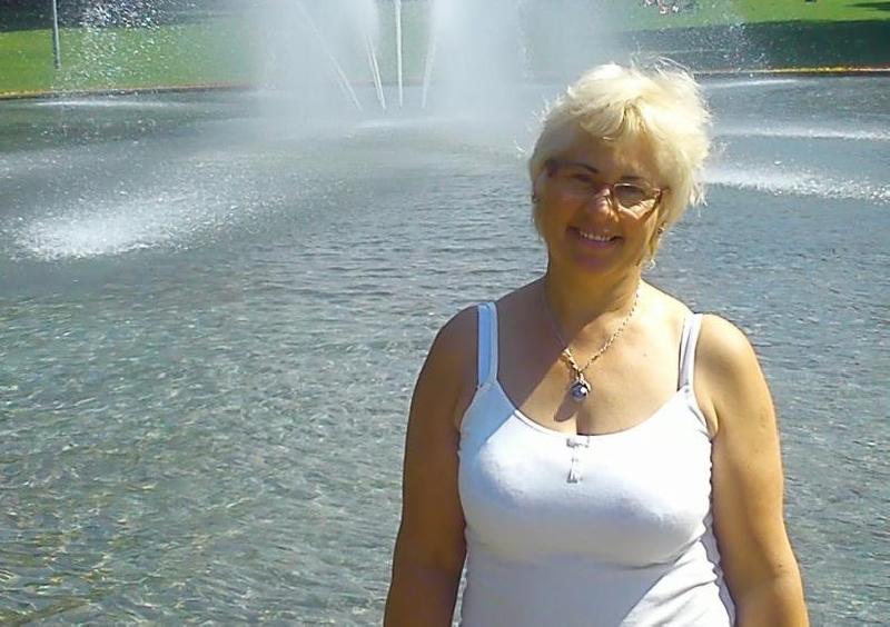 Serdeczena i pogodna kobieta pozna miłego mężczyznę.