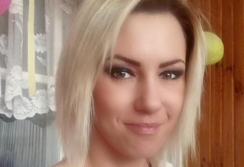 Filigranowa blondynka z miłą aparycją