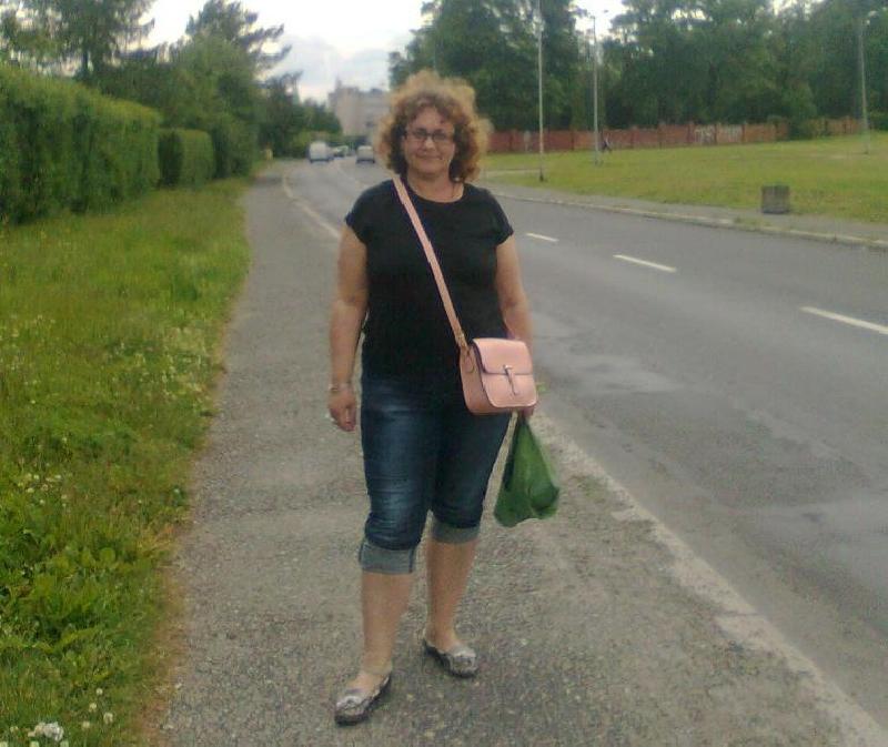Miła i wesoła domatorka.