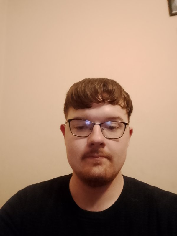 Młody chłopak szuka znajomej