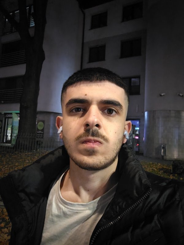 Młody mężczyzna pozna dojrzałą kobietę