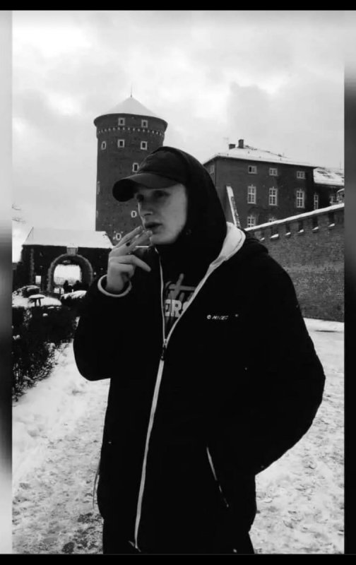 Młody pozna starszą